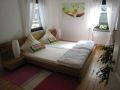 Schlafzimmer mit Doppelbett
